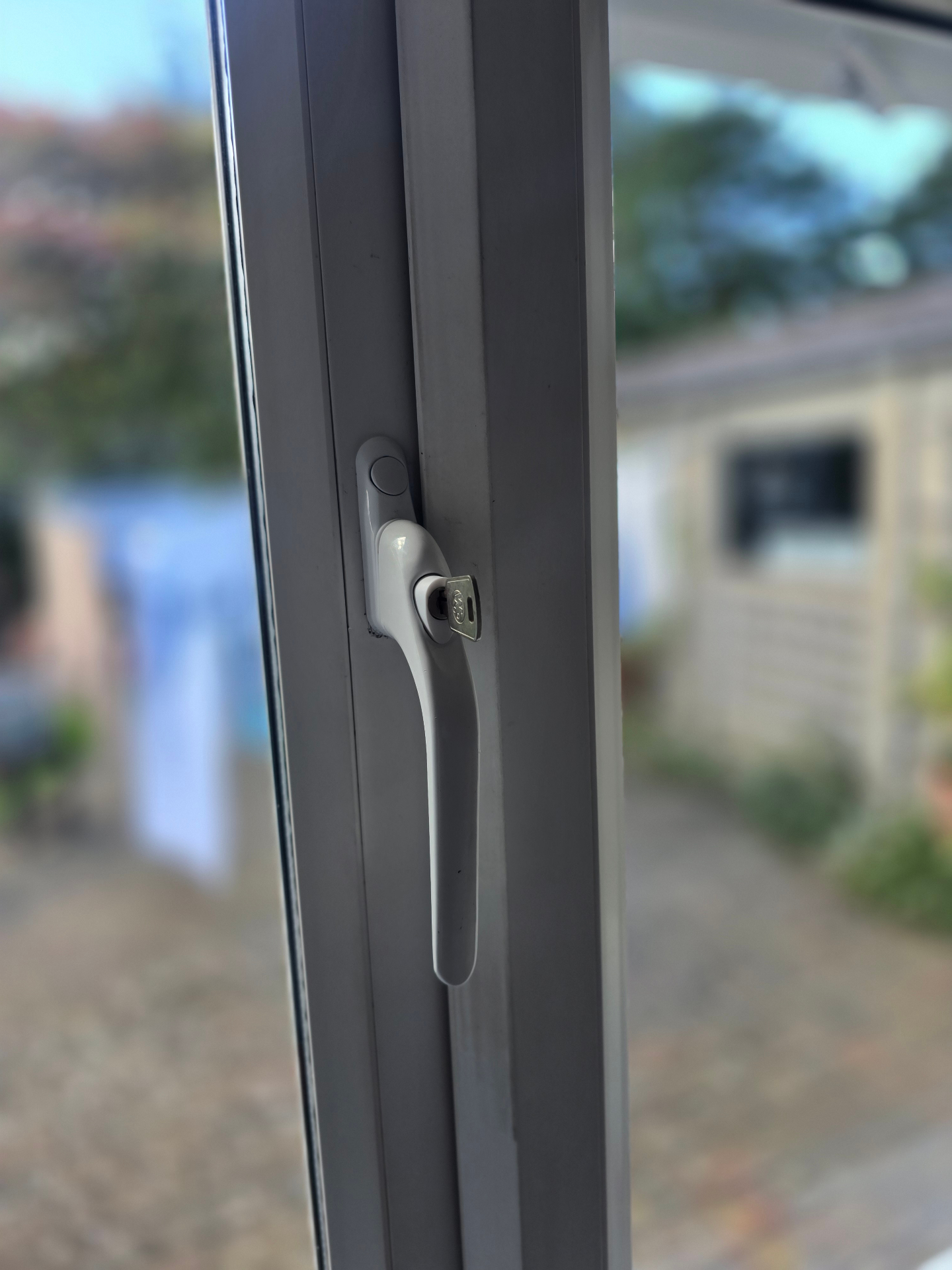 Key-locking window handle fitted to patio door